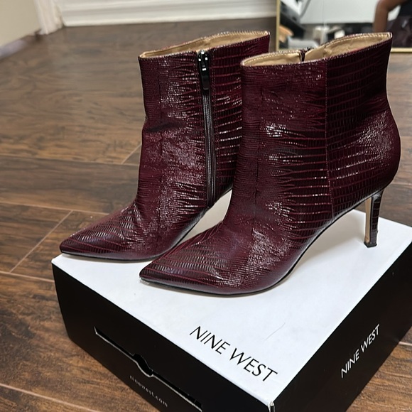 Gorgeous like new ankle boots Dark Red Texture!! Amazing for fall weather coming - Picture 3 of 4